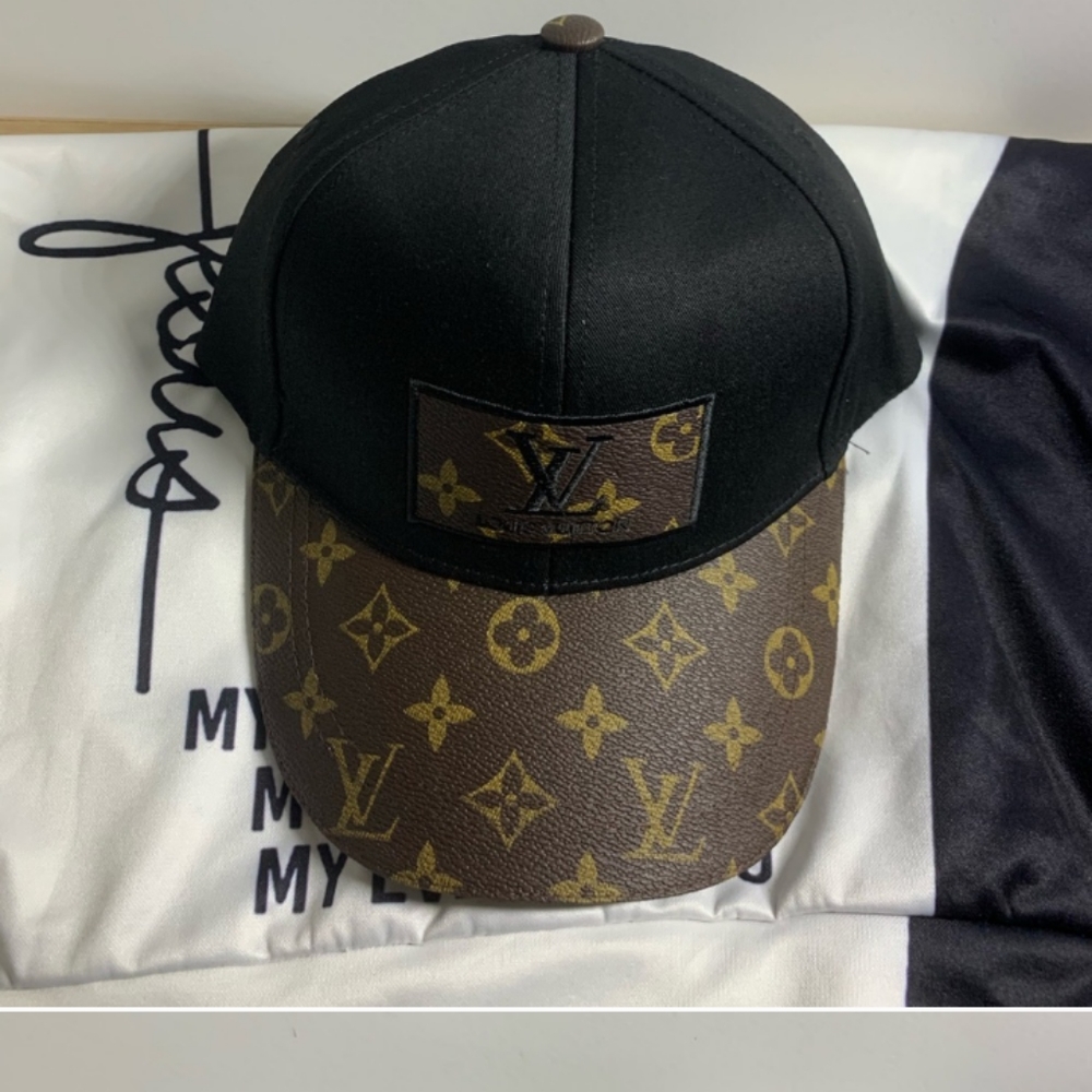 SCAMMER SELLING FAKE LV HATS.